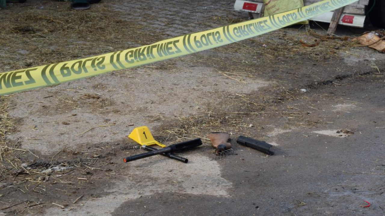 Annesi ile tartışan babasını tüfekle öldürdü